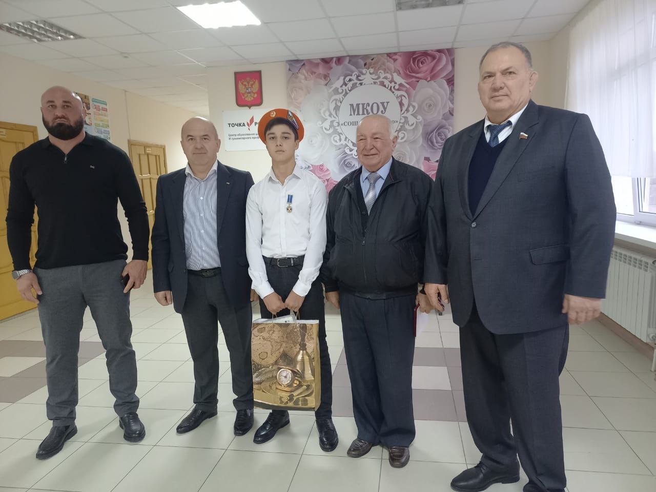 За проявленное мужество.